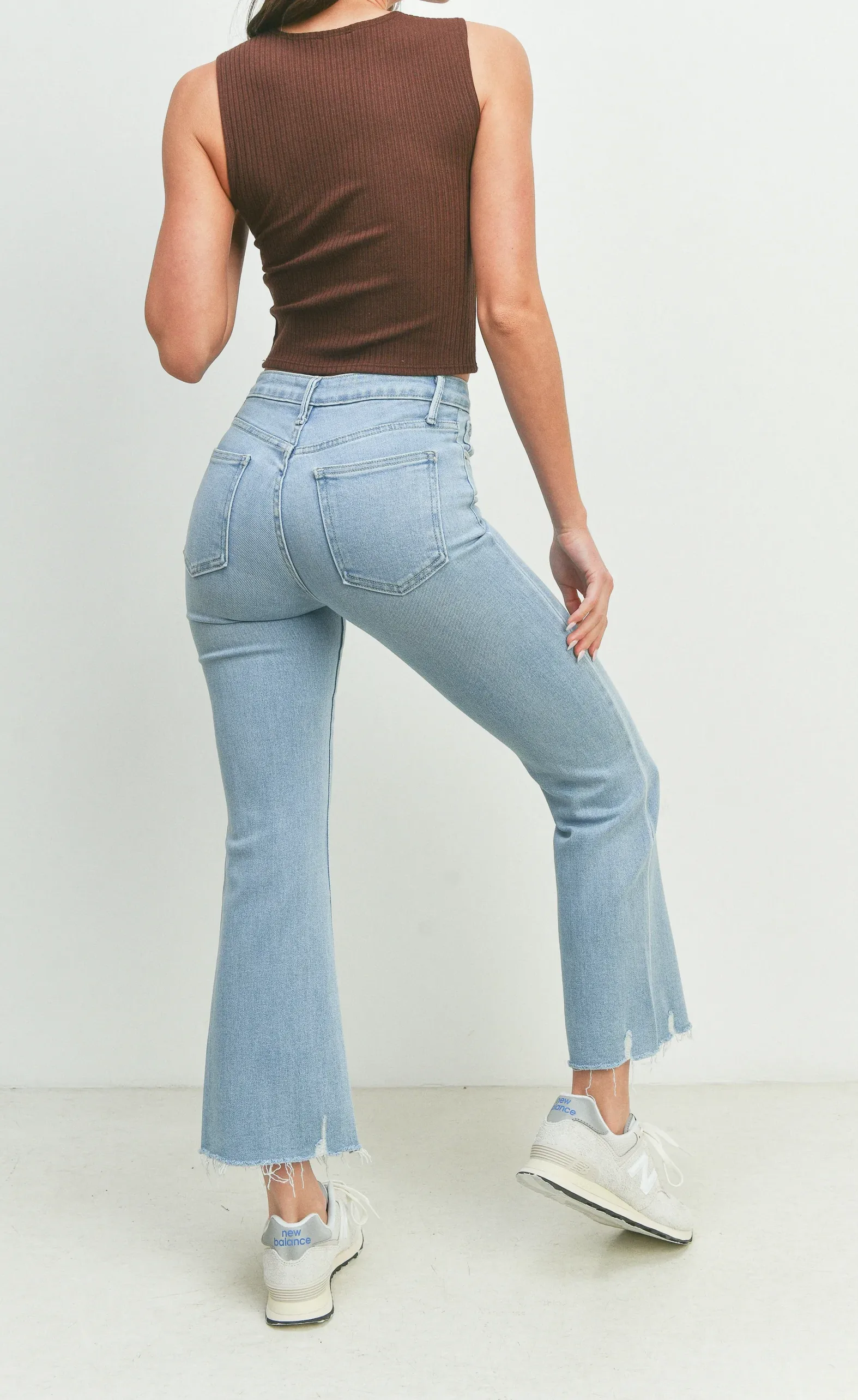 HIGH-RISE CROP FLARE W/DISTRESSED HEM JEANS (LIGHT DENIM)