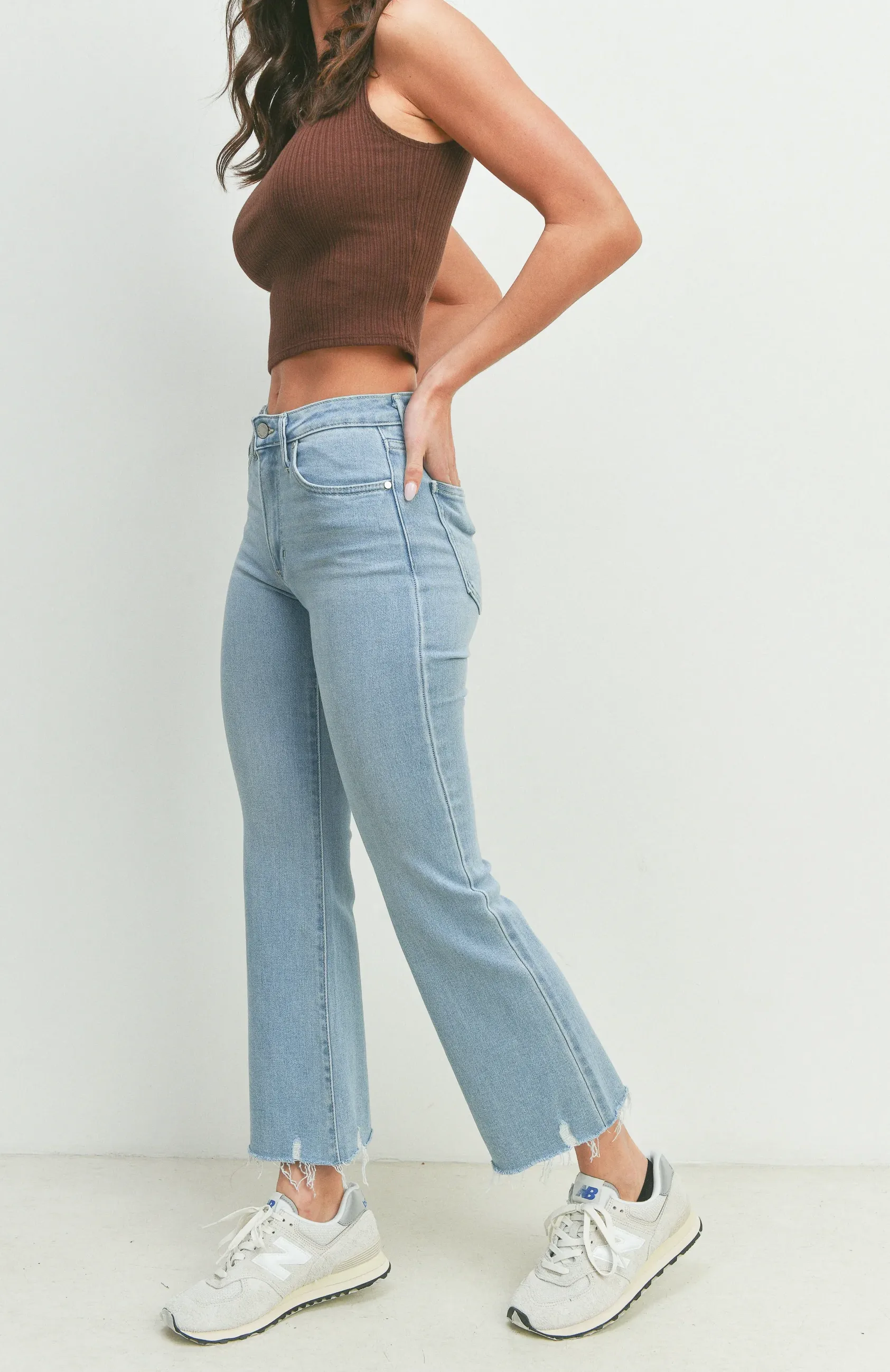 HIGH-RISE CROP FLARE W/DISTRESSED HEM JEANS (LIGHT DENIM)