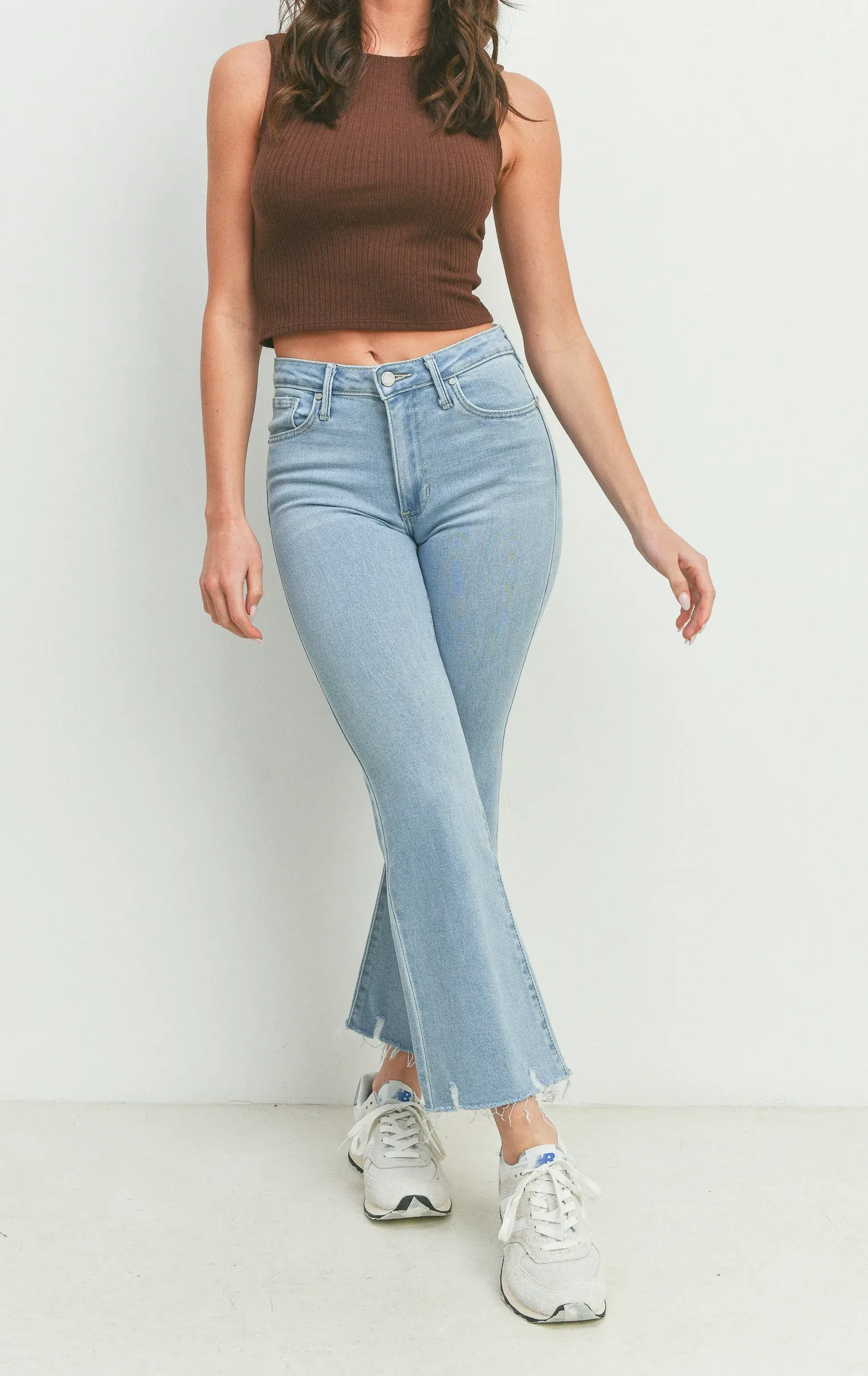 HIGH-RISE CROP FLARE W/DISTRESSED HEM JEANS (LIGHT DENIM)